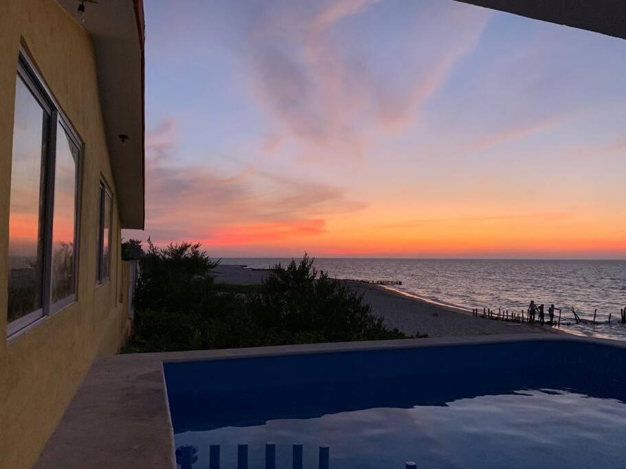 La Casa Amarilla Frente Al Mar Villa Chelem Eksteriør billede